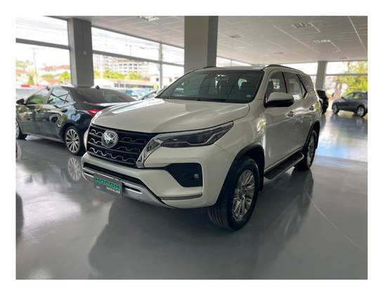 TOYOTA HILUX 2.8 D-4D TURBO DIESEL CD SRX 4X4 AUTOMÁTICO